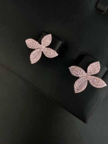 حلق ذهب عيار18 الورده تصميم الماس فاخر و انيق وزن...