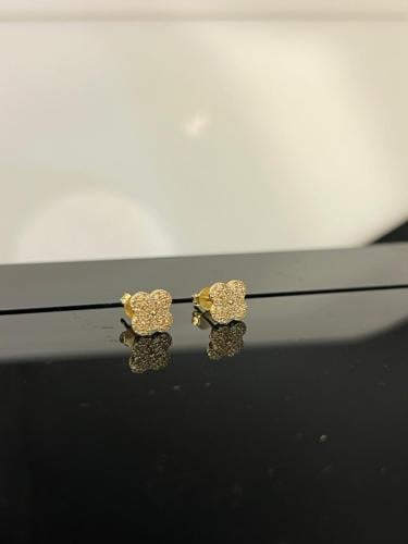 حلق الورد ذهب عيار18 فاخر و انيق لي هدايا التخرج ب...