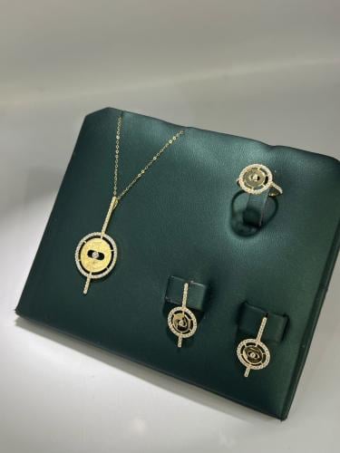 نص طقم ذهب عيار18 فاخر و انيق موديل الماس مقاس الخ...