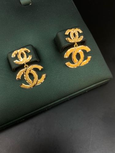 حلق ذهب عيار18 فاخر و انيق للهدايا وزن 1.90 بوابة....