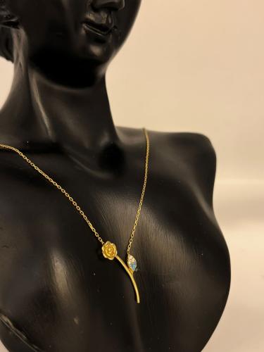 قلادة وردة الجوري ذهب عيار18 فاخره و مميزه للهدايا...
