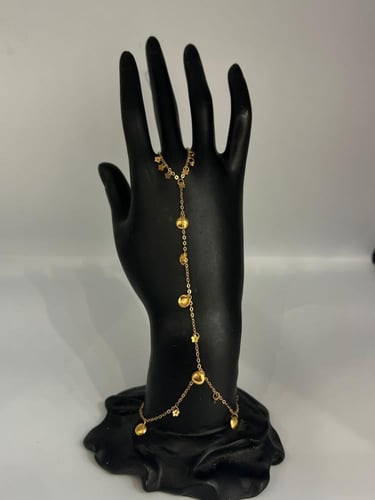 كف ذهب عيار 21 بتصميم أنثوي ناعم… فخامة تزين يدك ب...