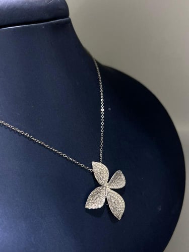 قلاده تصميم الماس ذهب عيار18 فاخره و مميزه وزن 4.1...