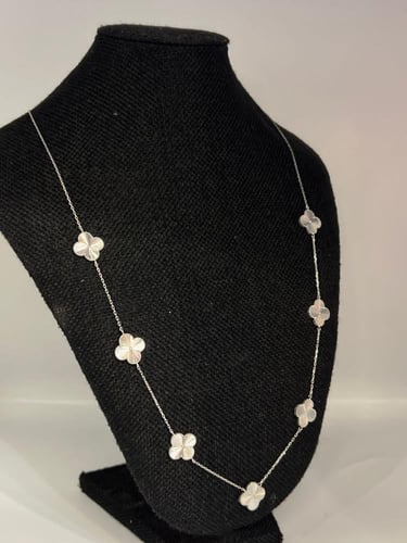 سلسلة ذهب أبيض عيار 18 بتصميم الورود الأنيق وزن 9....