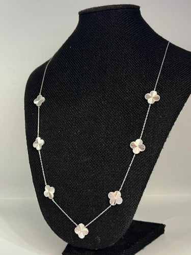 سلسلة ذهب أبيض عيار 18 بتصميم الورود الأنيق وزن 9....