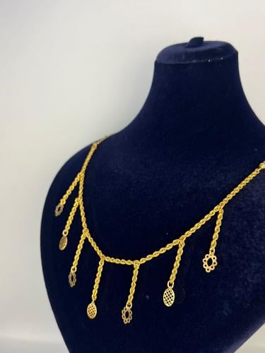 قلادة المبروم فاخره و انيقه ذهب عيار٢١ الوزن4.82 ب...