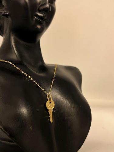 قلادة المفتاح ذهب عيار18 فاخره و مميزه للهدايا بوا...