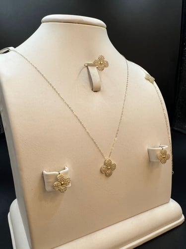 طقم الورده موديل الماس فاخر و انيق ذهب عيار18