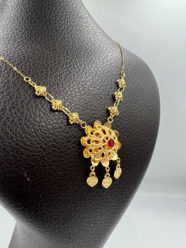 قلاده الورده موديل تركي مميزه و انيقه عيار21 الوزن...