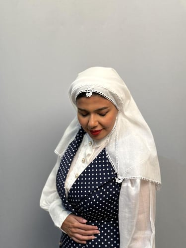 محرمة ومدورة لون أبيض سادة قماش تركي تصميم فايزة ا...