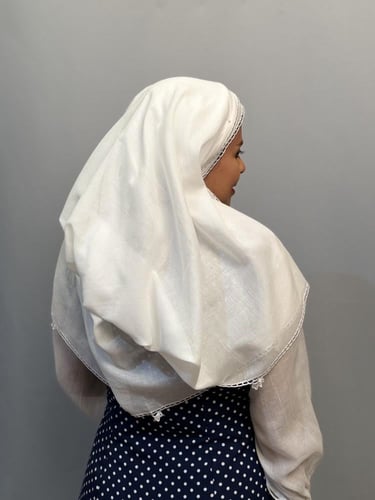 محرمة ومدورة لون أبيض سادة قماش تركي تصميم فايزة ا...