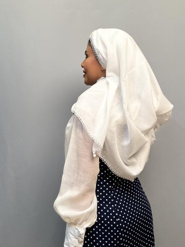 مدورة ومحرمة ذهبي و أبيض بقماش تركي فاخر ومطرزة بك...