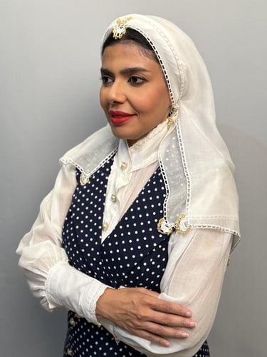 مدورة ومحرمة ذهبي و أبيض بقماش تركي فاخر ومطرزة بك...