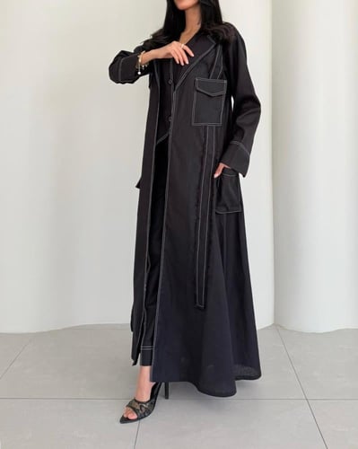 عباية وقار – أسود فاخر بخامة لينن وتصميم بليزر