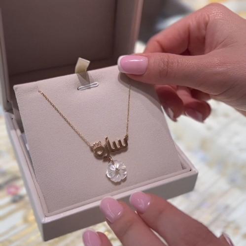 قلادة الورده البيضاء المتدلية