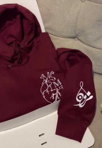 هودي عنابي بتصميم القلب – مخصص بالحروف والأسماء