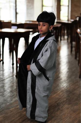 فروة أطفال رمادي مع لمسات جلدية سوداء