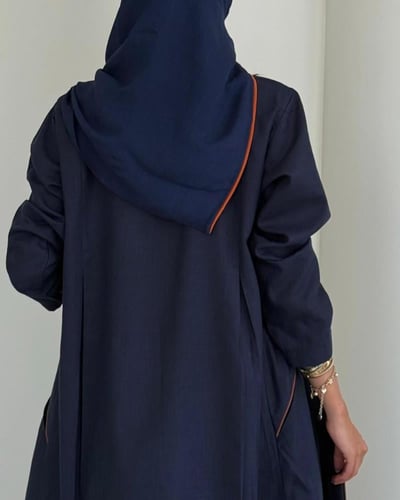 طقم “هيبة” الكحلي من قلادتي – لينن هندي فاخر