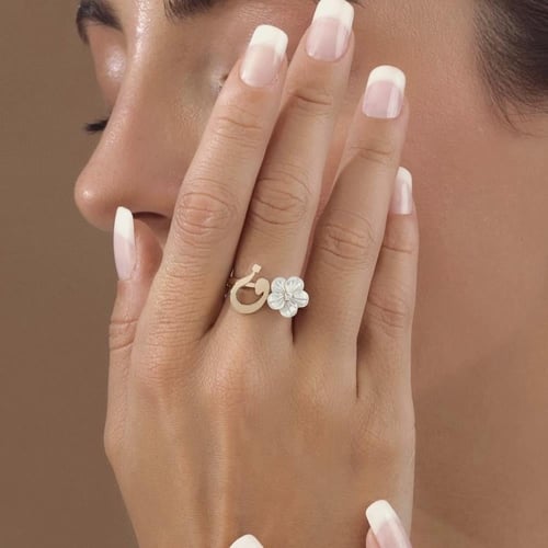 خاتم بحرف مع وردة بيضاء وفص زركون – تصميم ناعم مطل...