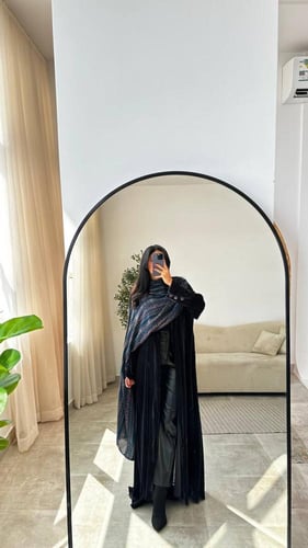 عباية مخمل أسود بشال كشميري ثابت