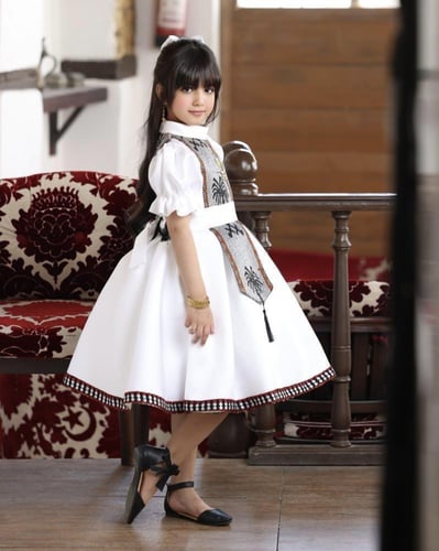 فستان بناتي أبيض بتصميم تراثي