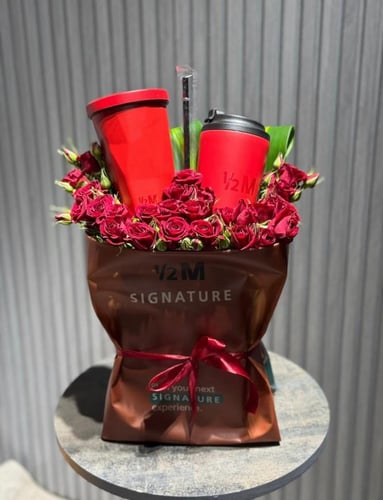 مق هاف مليون احمر مع باقه ورد