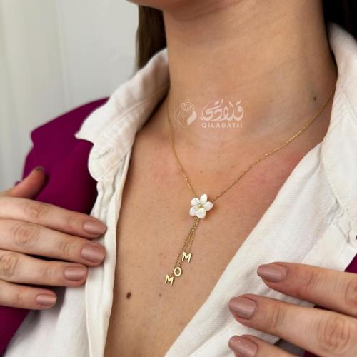 سلسال الاحرف الذهبي بزهرة لؤلؤية فاخرة