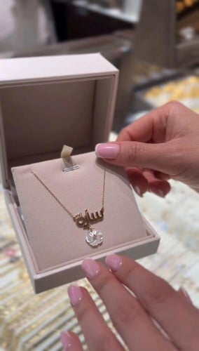 قلادة الورده البيضاء المتدلية