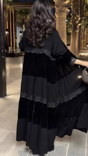 عباية أميرة المخمل – كريب ودانتيل فاخر بقصة كلوش