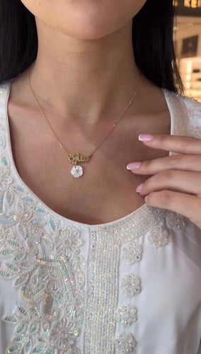 قلادة الورده البيضاء المتدلية