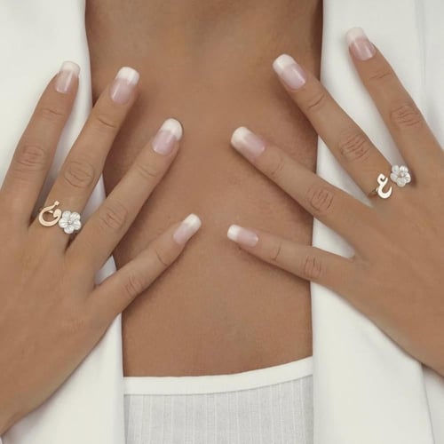 خاتم بحرف مع وردة بيضاء وفص زركون – تصميم ناعم مطل...