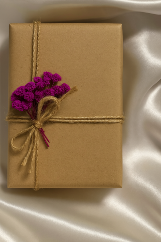 تغليف هدايا كرتوني أنيق – متجر قلادتي