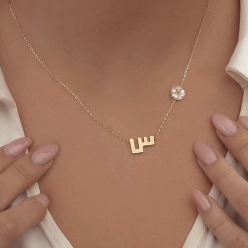 قلادة حرف عربي أو إنجليزي حسب الطلب مع وردة جانبية...