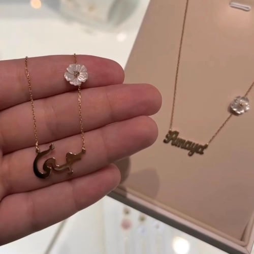 قلادة الورده البيضاء