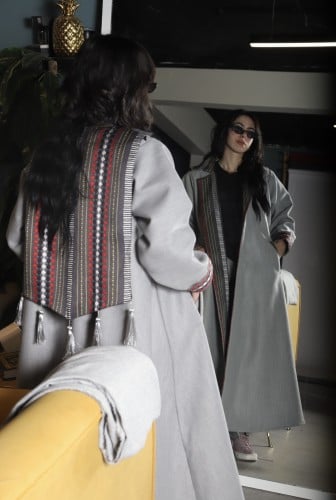 عباية السدو الشتوية – فخامة الجوخ الرمادي