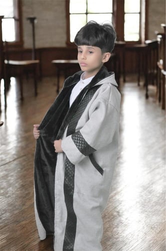 فروة أطفال رمادي مع لمسات جلدية سوداء