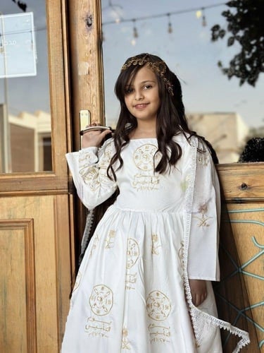 فستان بناتي ابيض مطرز بشعار يوم التاسيس