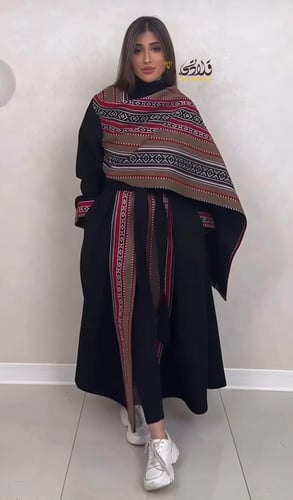 عباية سدو المها – جوخ أسود مع شيلة تراثية فاخرة
