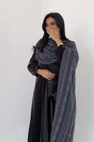 عباية مخمل أسود بشال كشميري ثابت