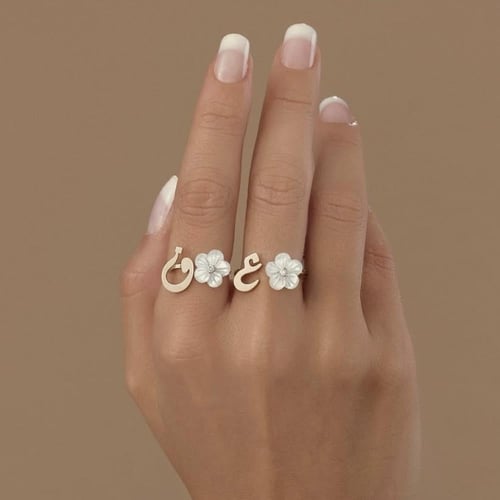 خاتم بحرف مع وردة بيضاء وفص زركون – تصميم ناعم مطل...