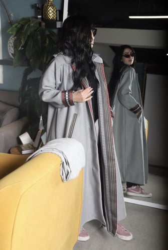 عباية السدو الشتوية – فخامة الجوخ الرمادي