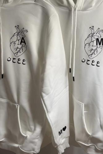 هودي أبيض بتصميم القلب المميز – مخصص بالحروف