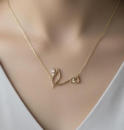 سلسال اسم بتصميم فراشة جانبية