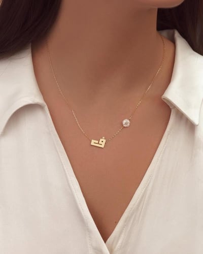 سلسلة حرف بلمسة ذهبية فريدة