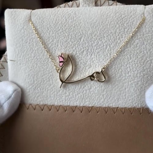 سلسال اسم بتصميم فراشة جانبية