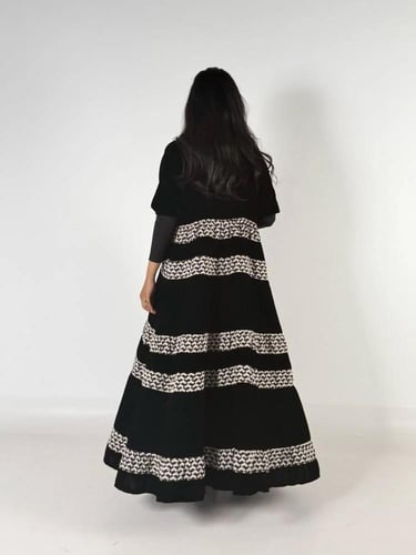 عباءة "نورين" المخملية – فخامة الشتاء بلمسة تراثية