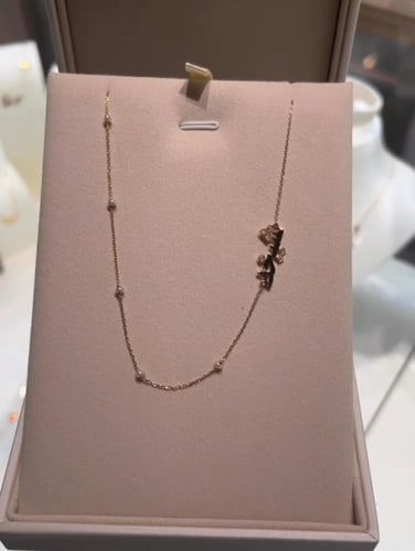 قلادة اللؤلؤ جانبيه