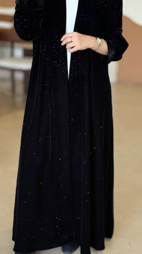 عباية مخمل مرصّع بالكريستال