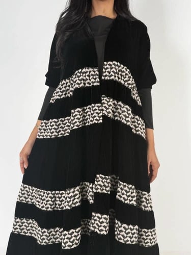 عباءة "نورين" المخملية – فخامة الشتاء بلمسة تراثية