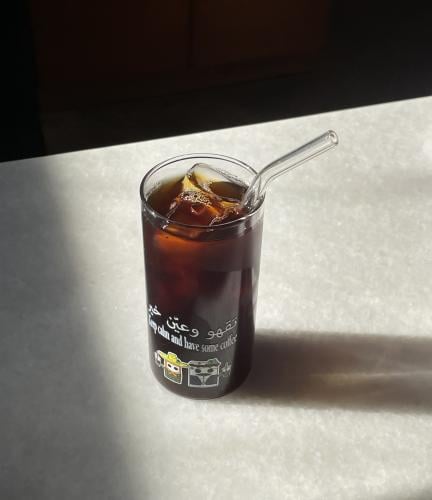 كوب القهوة الباردة